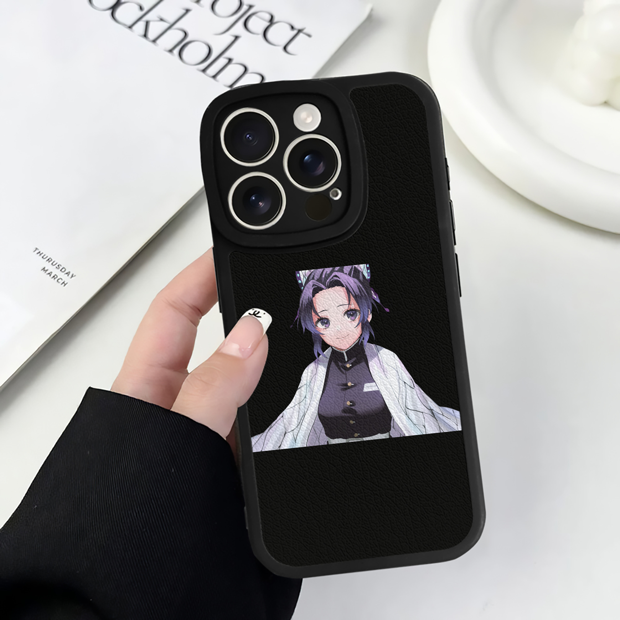 （画像用） 鬼滅の刃（きめつのやいば）蟲柱-胡蝶 しのぶ／こちょう しのぶ Kochou Shinobu 【iPhone 16シリーズ対応】シリコンスマホケース（レザー調） 材質：シリコン